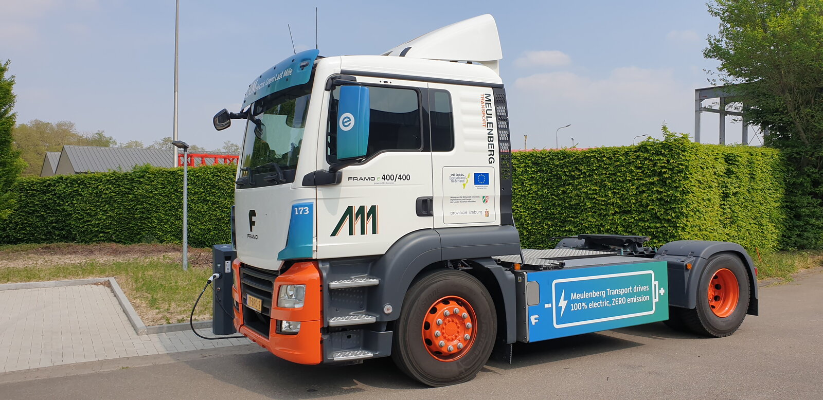 Elektrische vrachtwagen van Meulenberg aan het opladen