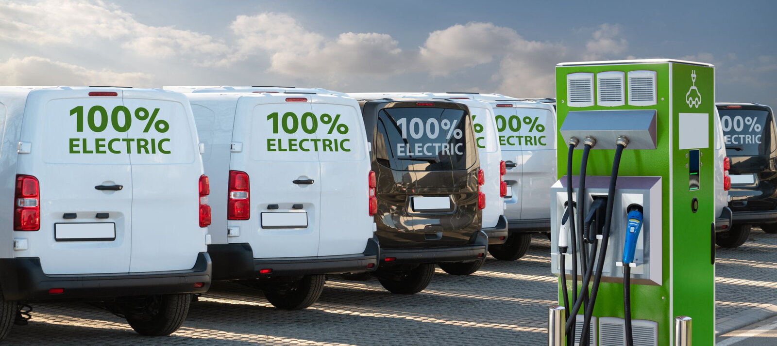 Elektrische bestelbussen aan oplader