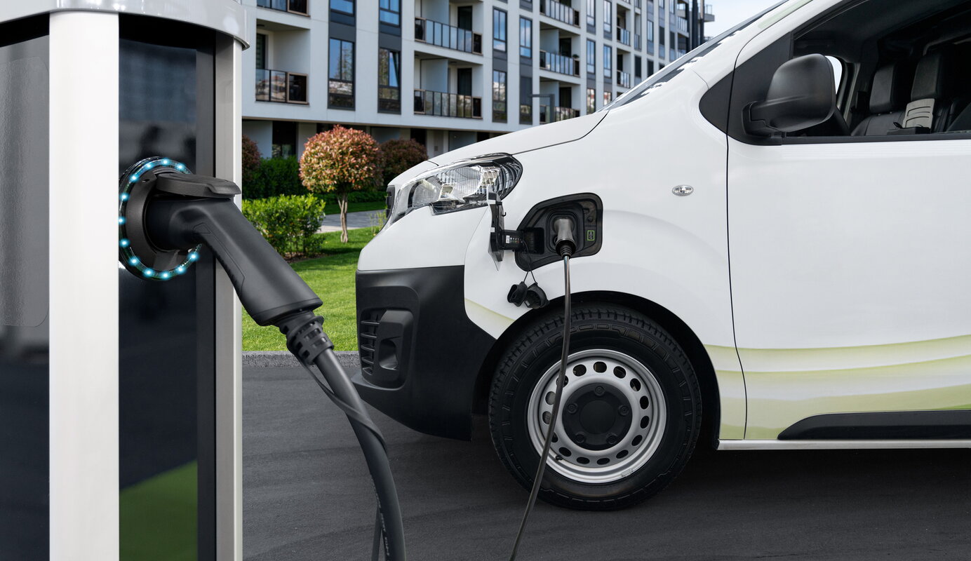 Elektrische bestelbus aan laadpaal