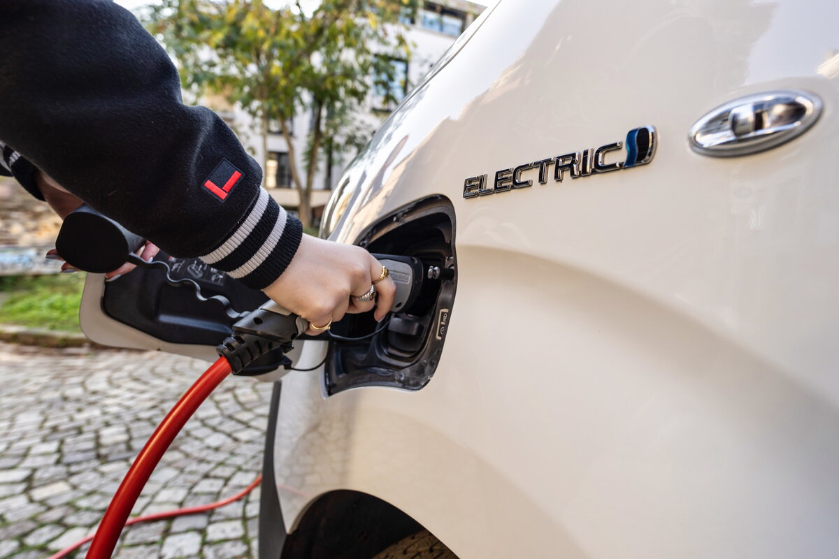 Elektrische bestelbus opladen