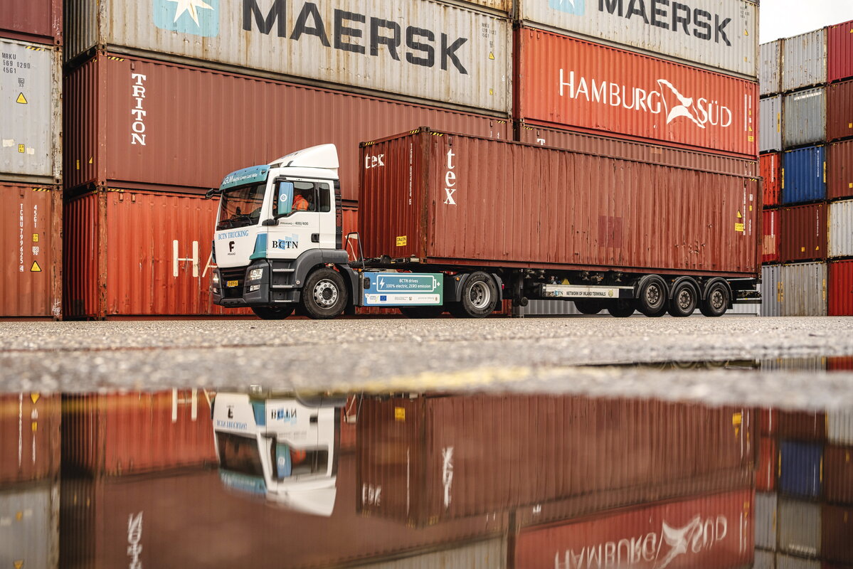 Elektrische truck bij regenplas