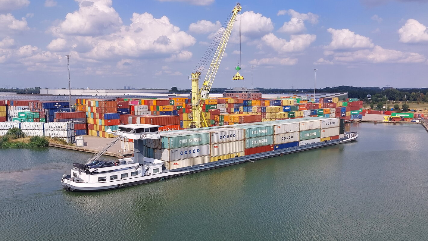 Containerschip in de haven
