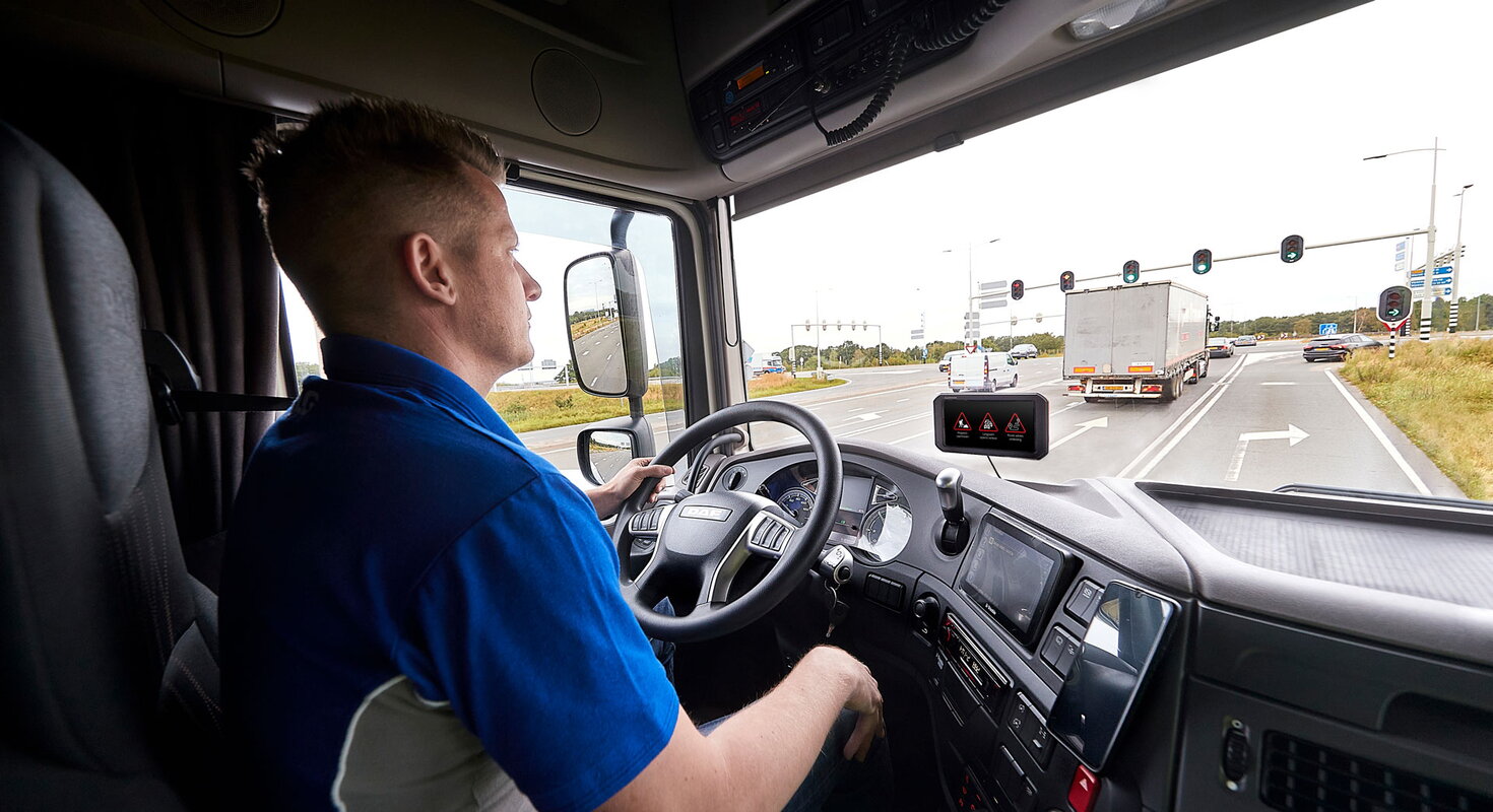 Chauffeur van vrachtwagen in vrachtwagencabine