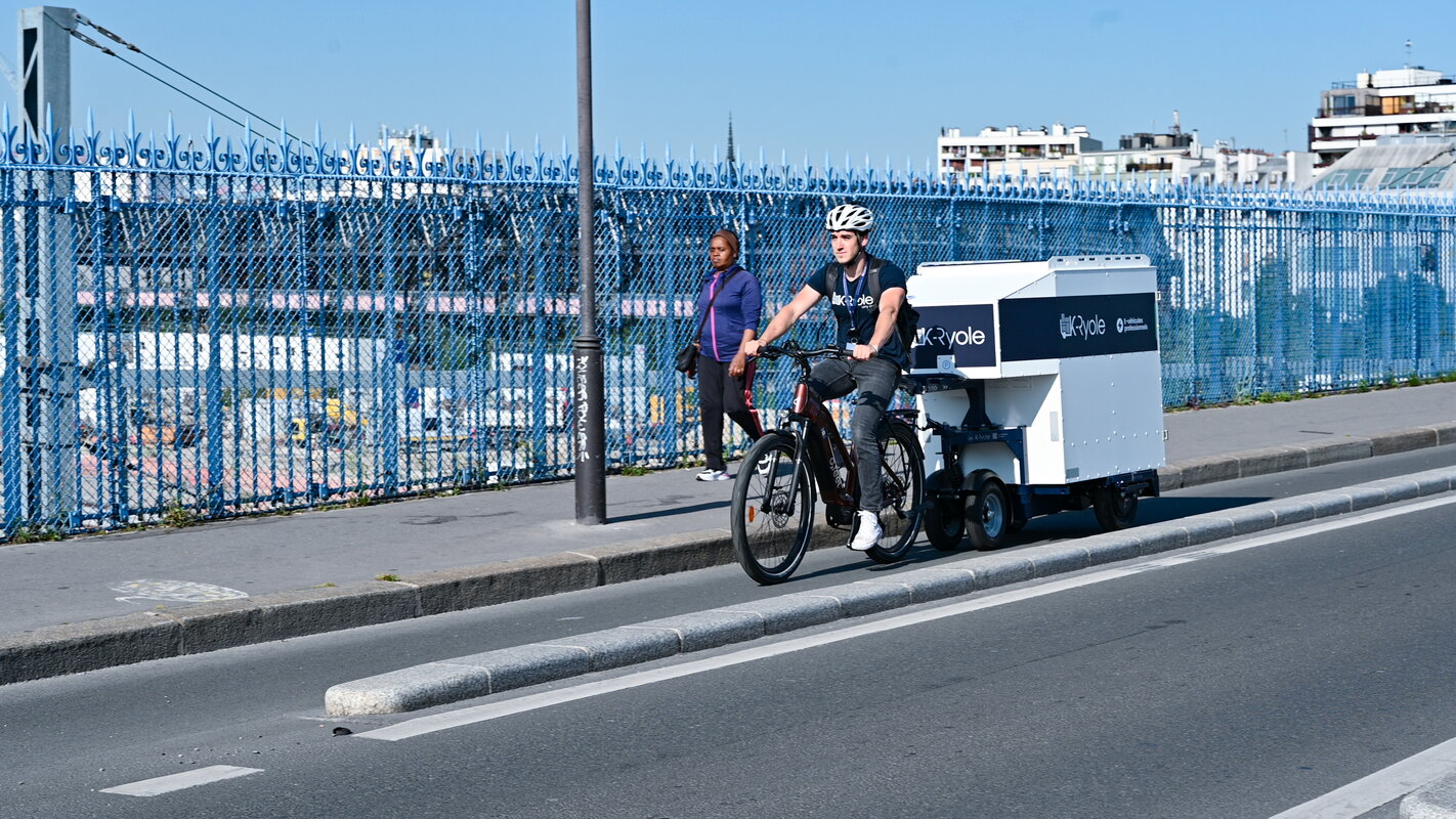 Man op K-Ryole elektrische loop- en fietstrailer Urban Mobility