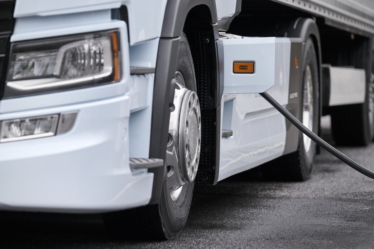 Elektrische Scania-vrachtwagen laadt op