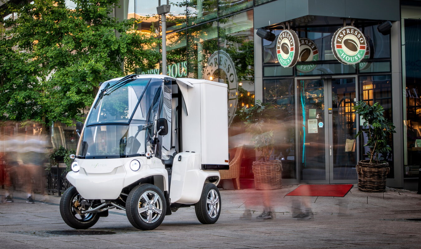 Paxster cargo van Rood Runner rijdt rond in het centrum 