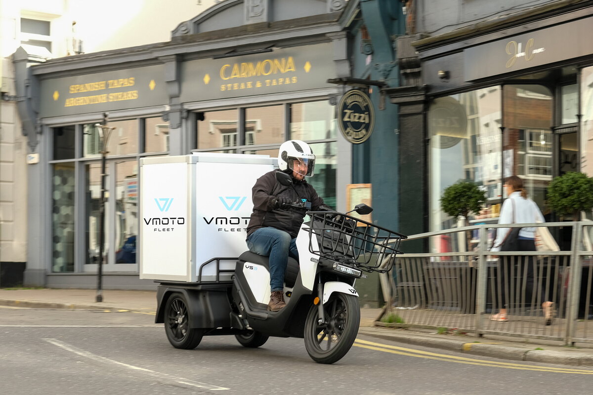 Cargo-scooter van Vmoto - bezorger onderweg op de cargo-scooter
