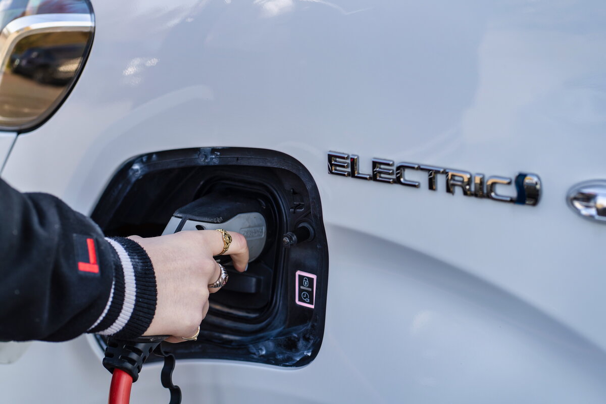 Elektrische bestelbus met hand en oplader
