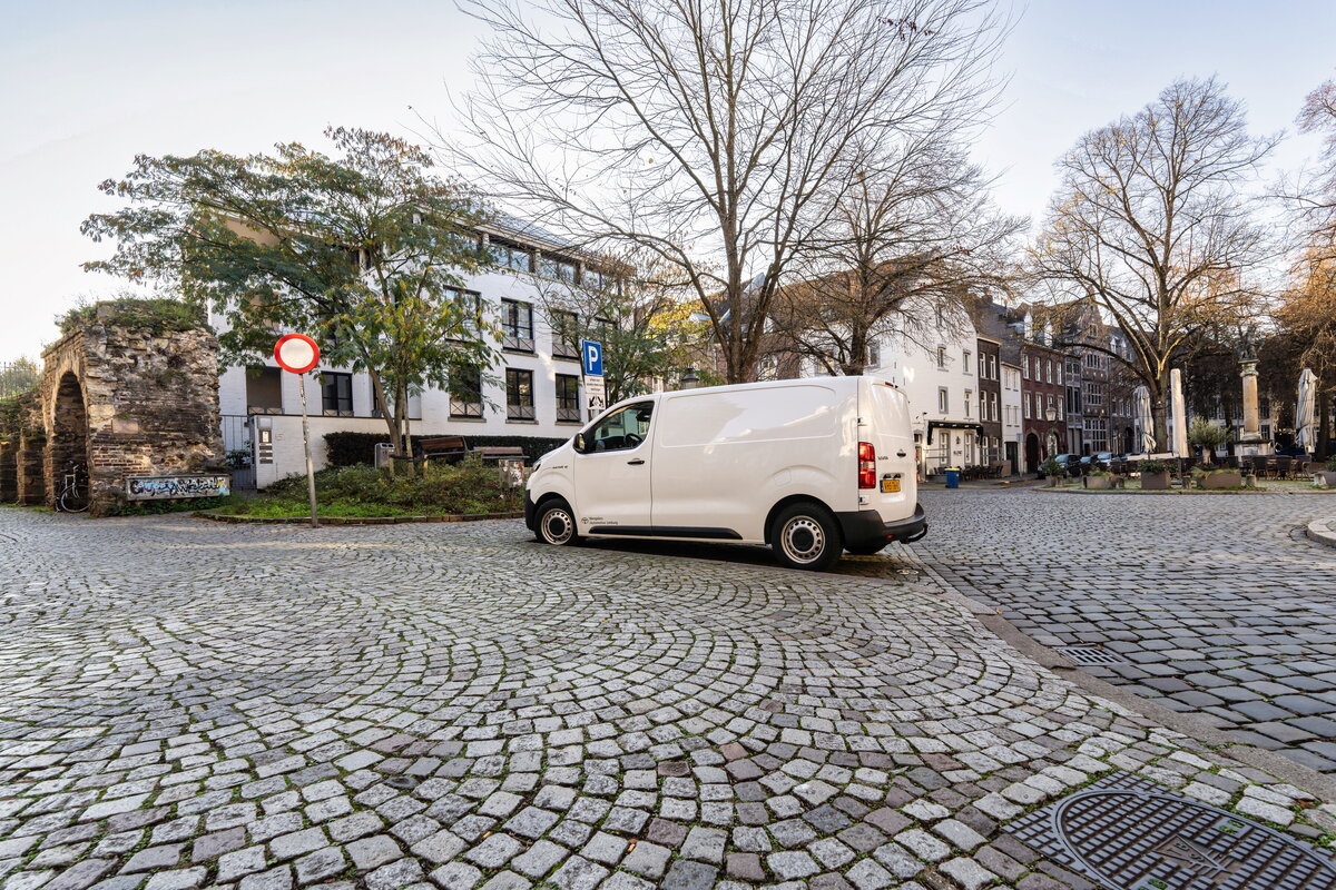 Elektrische bestelbus op plein