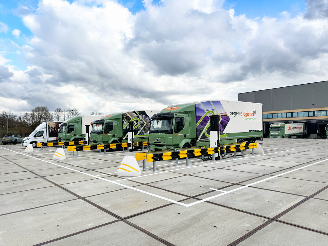 Laadplein van Oegema met 3 elektrische trucks