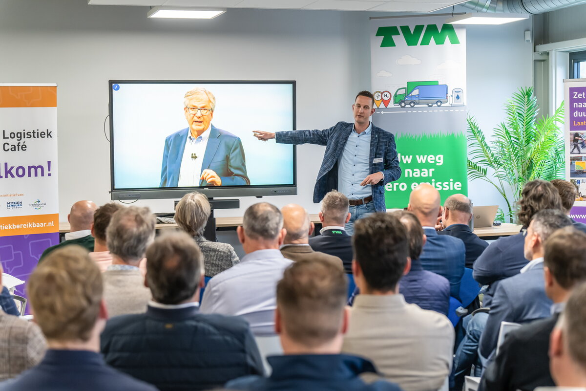 Logistiek Café met Johnny Nijenhuis als spreker voor zaal met mensen
