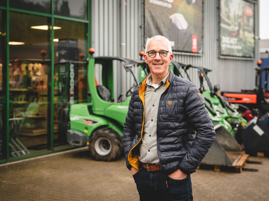 Luc Frissen voor het pand van Frissen Groen Techniek