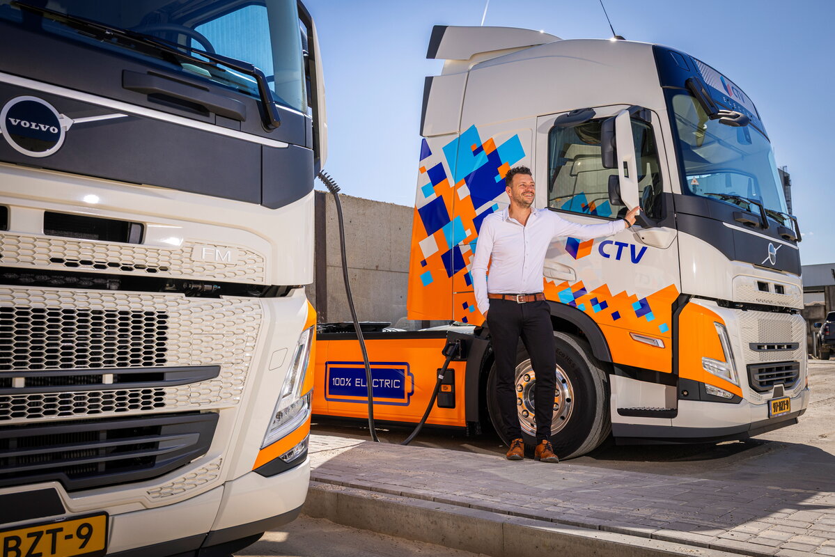 Michel de Bock bij elektrische truck van CTV 