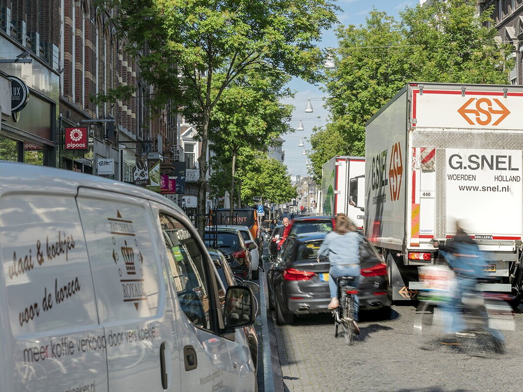 Verkeer in de wijk Wyck Maastricht. Je ziet bestelbussen, auto's, fietsers en vrachtwagens op de weg
