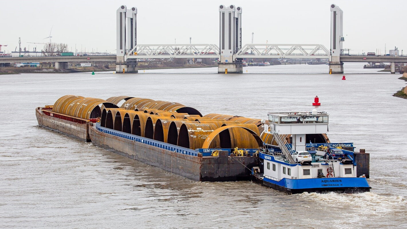 Schip van Rederij De Jong op een rivier