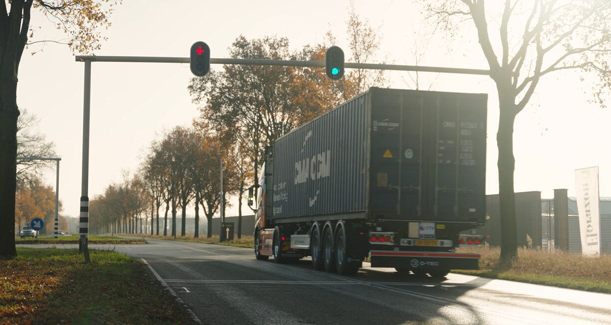 Vrachtwagen bij een groen verkeerslicht; afbeelding uit video over connected transport