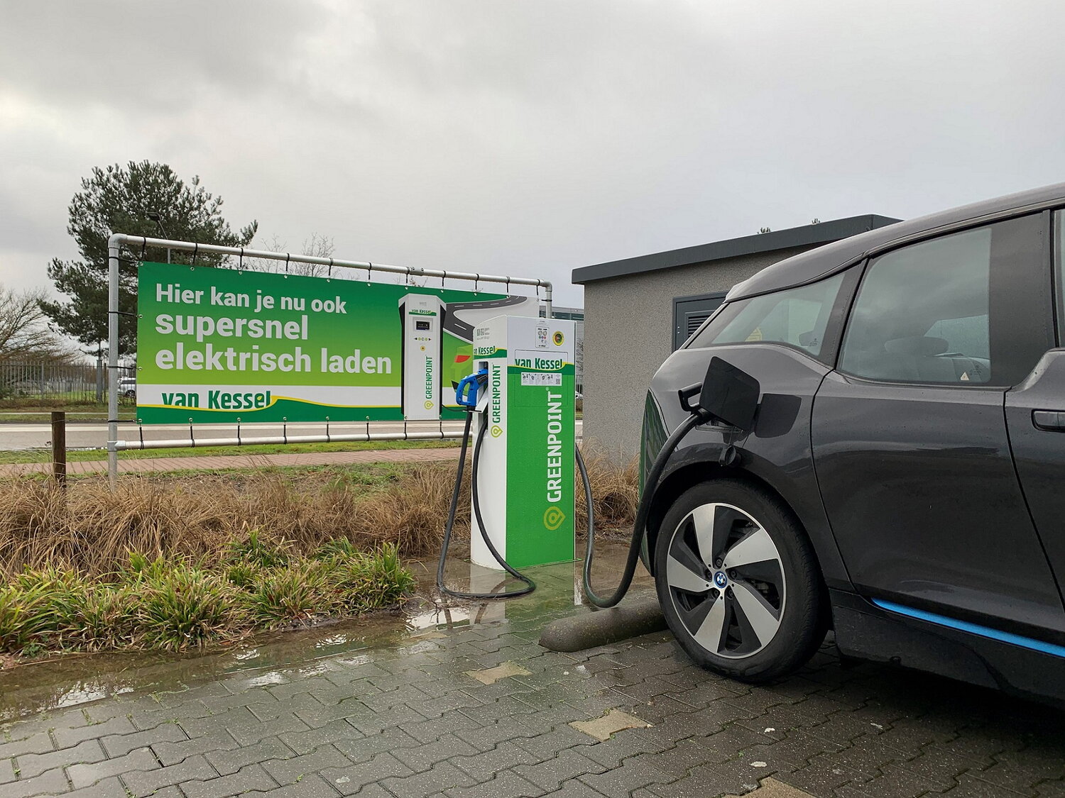 Laadpaal Van Kessel met auto die oplaadt