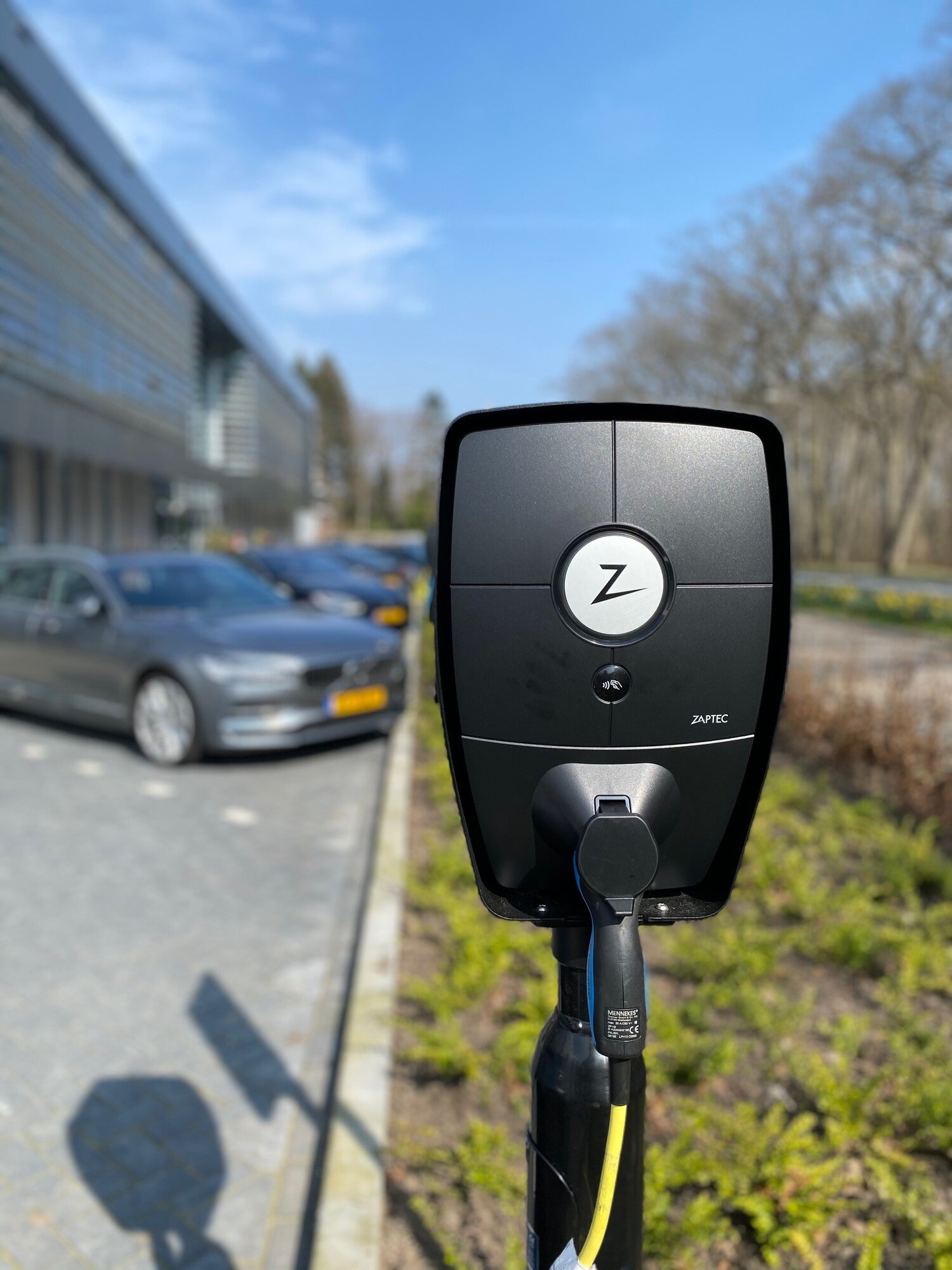 Qcharge Eleqtron laadpaal op parkeerplaats bij bedrijf
