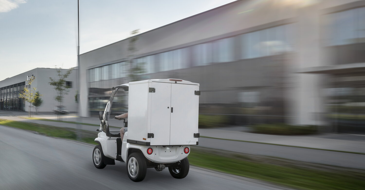 Paxster Cargo van Rood Runner op de weg