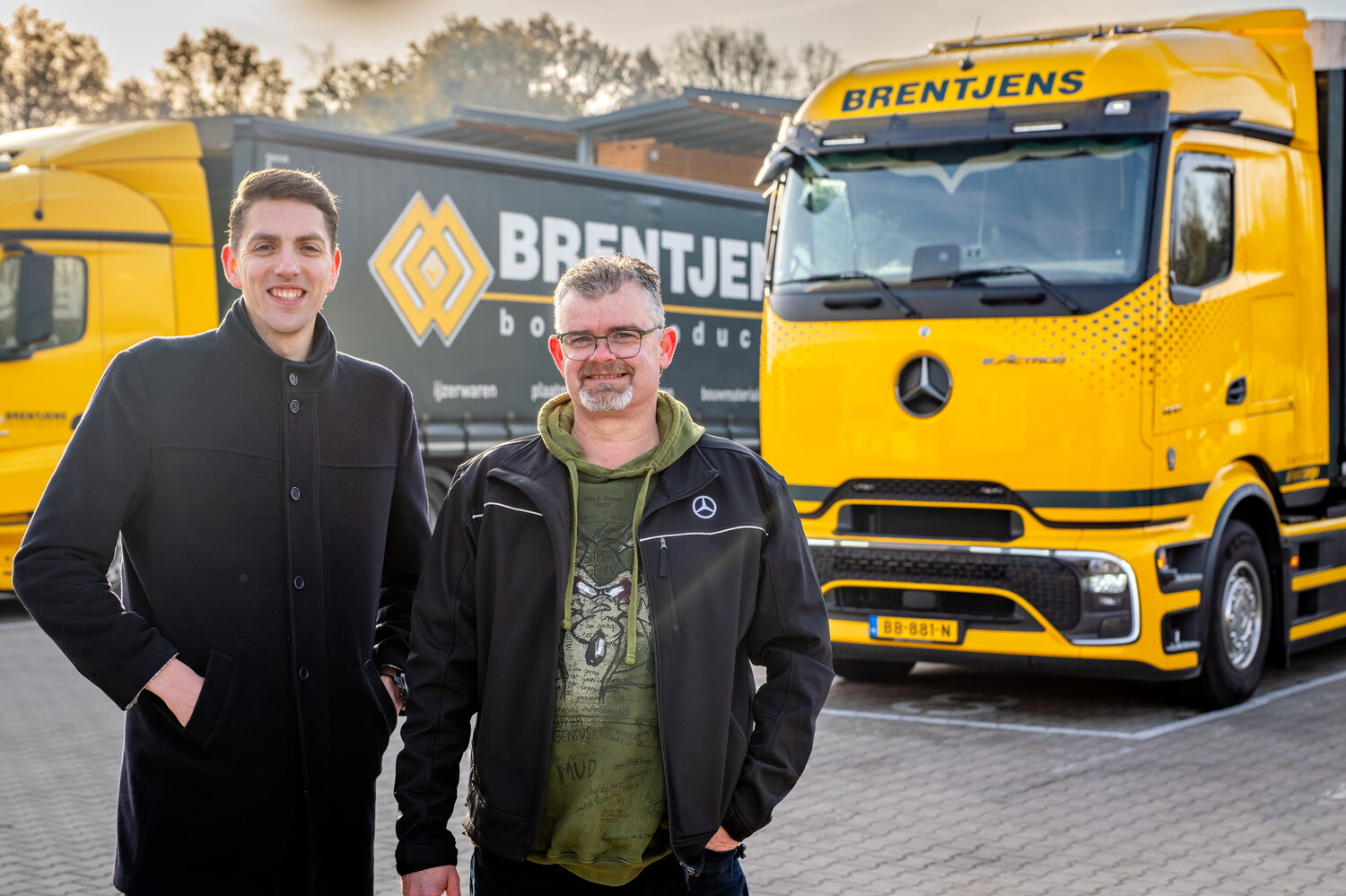 Ruben van de Griendt en chauffeur voor de e-truck