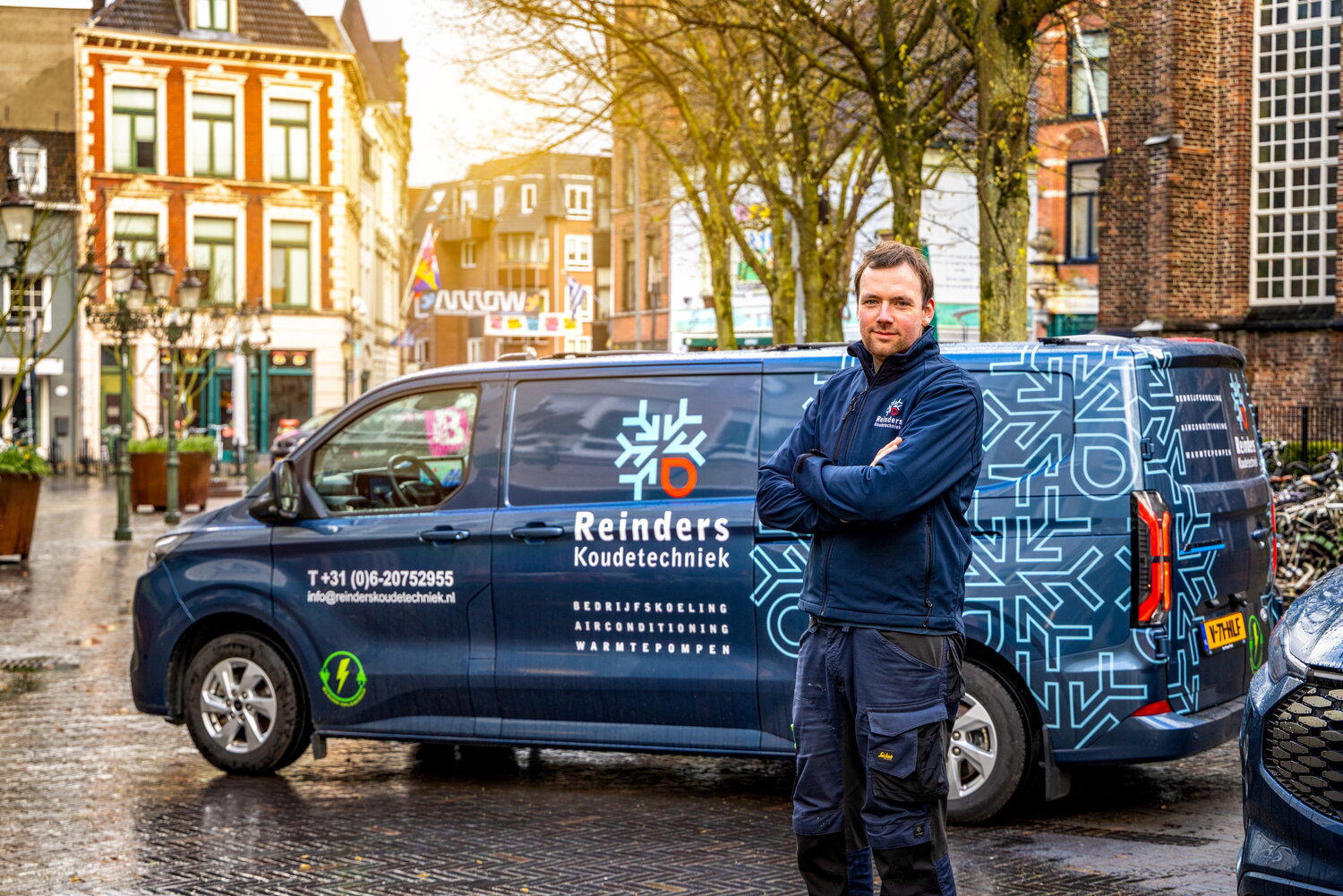 Luc Reinders bij zijn elektrische bestelbus