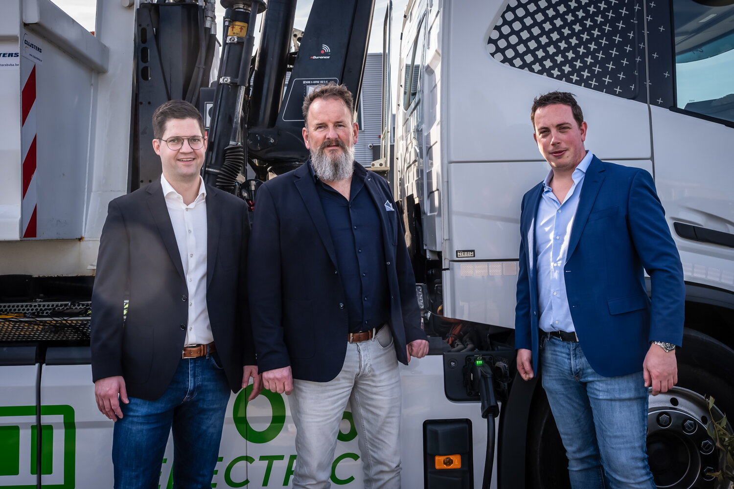 Paul Krekels, Marcel Maas en Patrick Dreezens van Van Melik Food Groep bij een elektrische truck