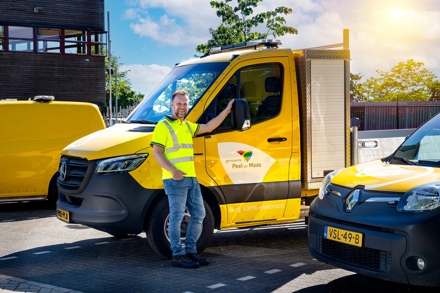Mathijs Jansen bij een elektrisch voertuig van de gemeente Peel en Maas