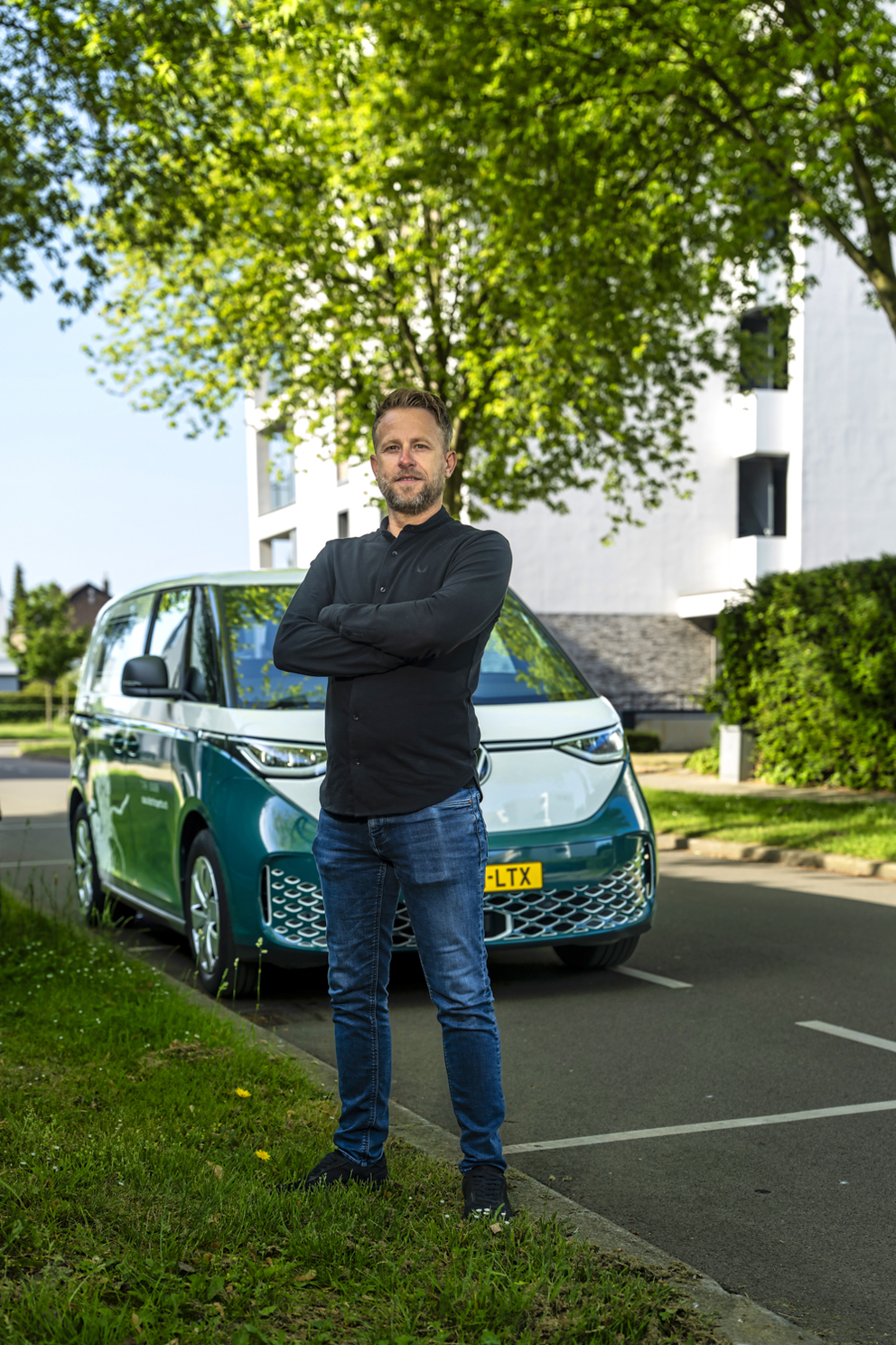 Iwan Olischlager bij zijn elektrische bestelauto